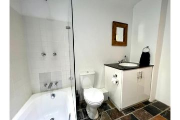 Sunny And Spacious Apartment with Parking Apartment, Cape Town - 4