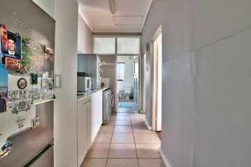 Sunny Apartment in SEA POINT right by PROMENADE Apartment, Cape Town - 4