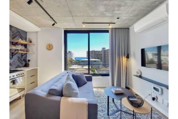 Sunny,bright,secure- Promenade apartment with Wifi Apartment, Cape Town - 2