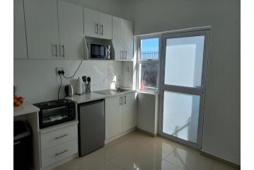 Sunny one-bedroom self catering separate entrance Apartment, Cape Town - 1