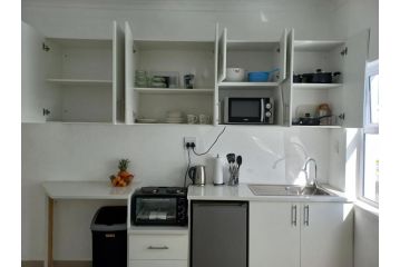 Sunny one-bedroom self catering separate entrance Apartment, Cape Town - 4