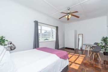Sunny Studio in Vibey Seapoint Apartment, Cape Town - 3