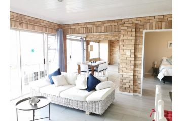 Surf Point 7 Apartment, Jeffreys Bay - 5
