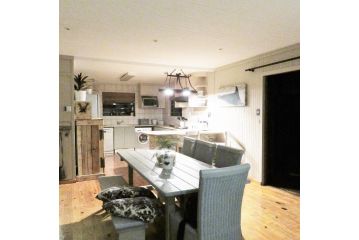 Surfed Out Jeffreys Bay Guest house, Jeffreys Bay - 4