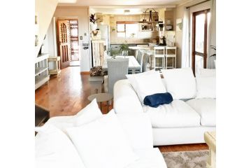 Surfed Out Jeffreys Bay Guest house, Jeffreys Bay - 3