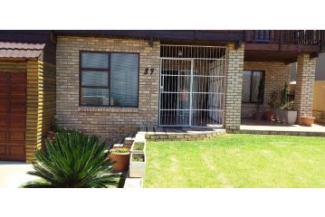 Tamarisk Square 39 Apartment, Jeffreys Bay - 3