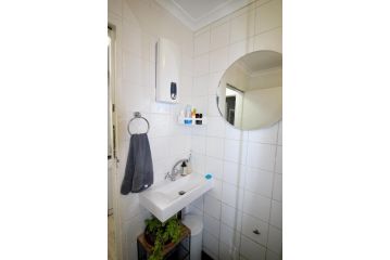 Tamboerskloof 2 bed apartment Apartment, Cape Town - 4