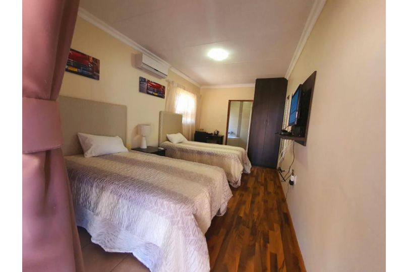 Tenacity Guesthouse - Riviera Park Guest house, Mahikeng - imaginea 3