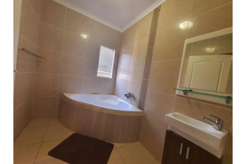Tenacity Guesthouse - Riviera Park Guest house, Mahikeng - imaginea 11