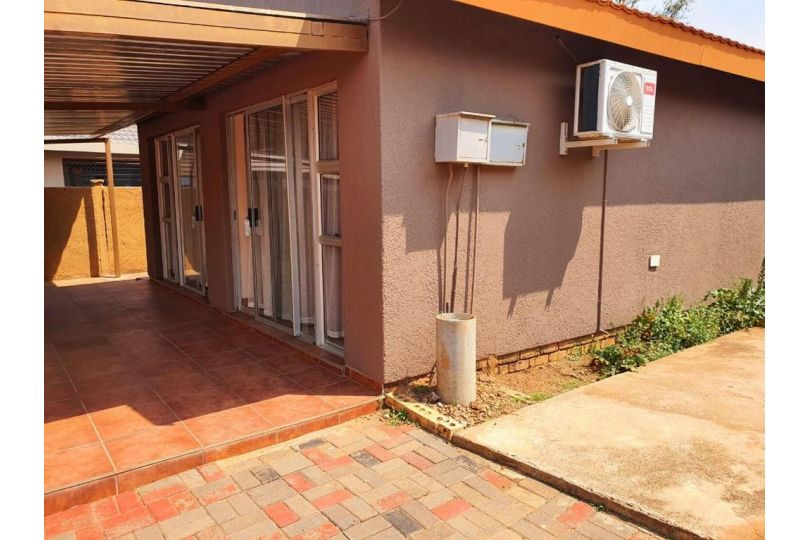 Tenacity Guesthouse - Riviera Park Guest house, Mahikeng - imaginea 9