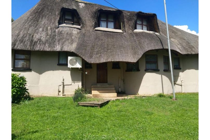 Thatched roof 4 bedroom house air-conditioned Guest house, Graskop - imaginea 3