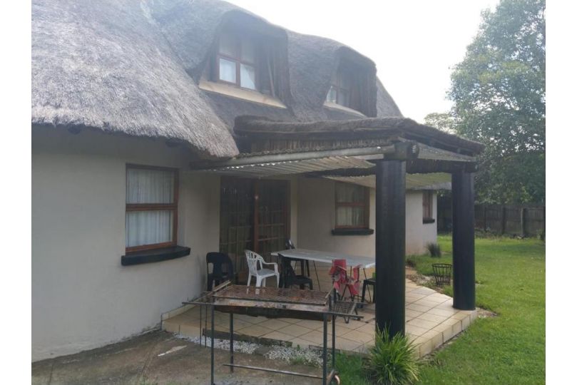 Thatched roof 4 bedroom house air-conditioned Guest house, Graskop - imaginea 6
