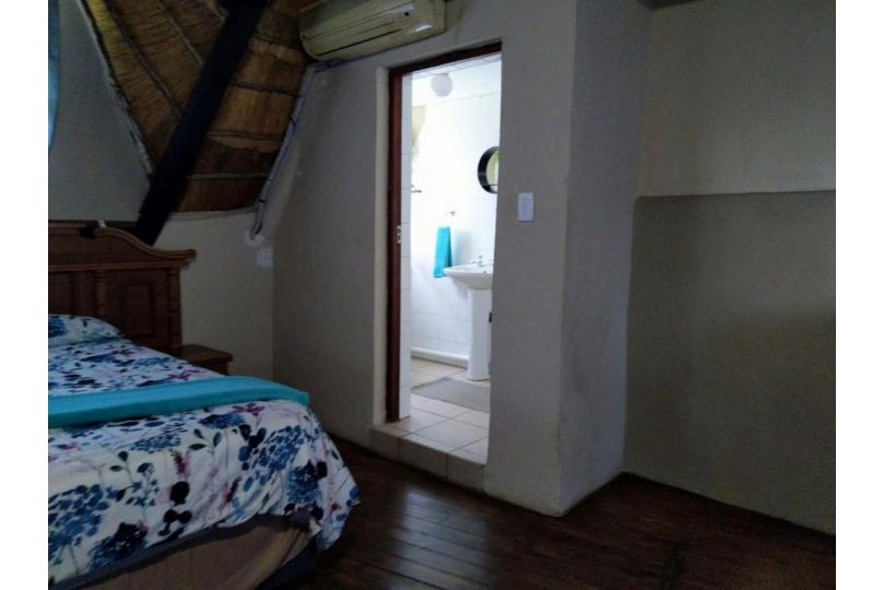 Thatched roof 4 bedroom house air-conditioned Guest house, Graskop - imaginea 11