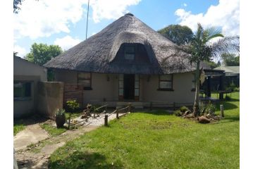 Thatched roof 4 bedroom house air-conditioned Guest house, Graskop - 4