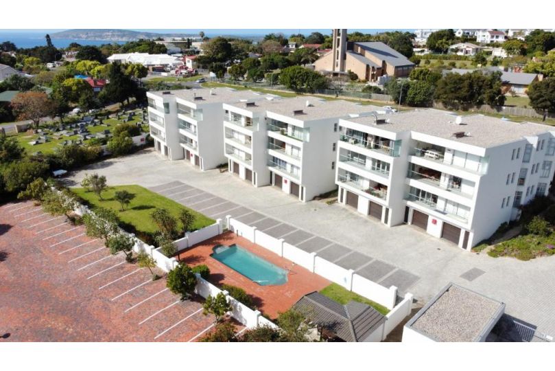 The Bella - 6 Sleeper - Sea Views Pool & Patio Apartment, Plettenberg Bay - imaginea 2