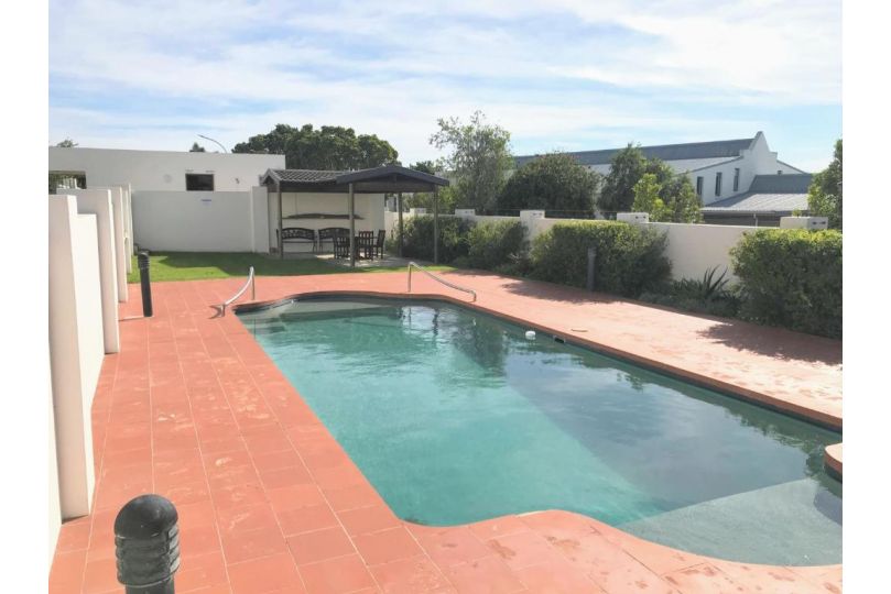 The Bella - 6 Sleeper - Sea Views Pool & Patio Apartment, Plettenberg Bay - imaginea 6