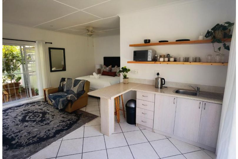 The Yellow Door Guesthouse Guest house, East London - imaginea 11