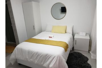 The Legacy Airbnb Apartment, East London - 5