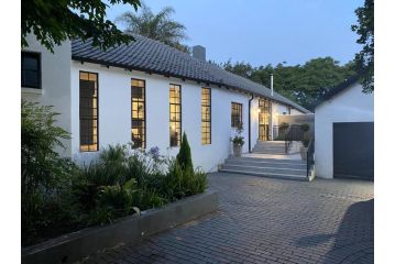 The Orca, Bryanston Entire 4 Bed House Guest house, Johannesburg - 1