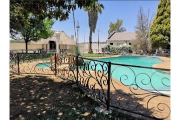 The White House Guesthouse Guest house, Klerksdorp - 5