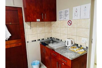 The Wooden Garden Cottage Apartment, Margate - 5