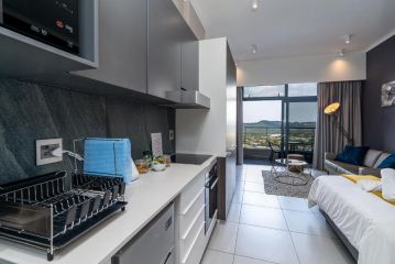 Top floor Menlyn Maine studio apartment with stunning views Apartment, Pretoria - 4