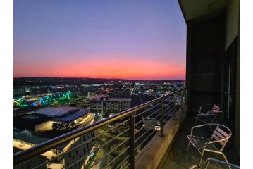 Top Floor Penthouse - Overlooking Times Square Casino Apartment, Pretoria - 1