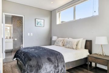 Tranquil Corner Apartment with Big Balcony Apartment, Cape Town - 3