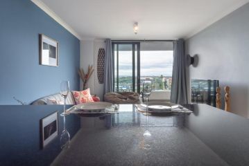 Tranquil, Spacious, Quiet Trendy with a View Apartment, Cape Town - 2