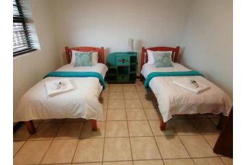 Travellers Treat - Luxurious 6 Sleeper House 5min from the beach! Guest house, Agulhas - 1