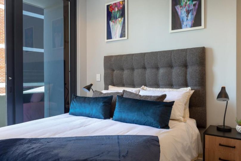Trendy 2 bedroom apartment in Greenpoint, Cape Town. Apartment, Cape Town - imaginea 16