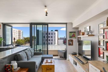 Trendy Bachelor Pad Free Parking Rooftop Pool Apartment, Cape Town - 2