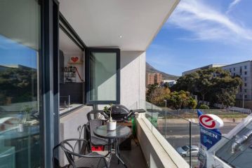 Trendy Bachelor Pad Free Parking Rooftop Pool Apartment, Cape Town - 3