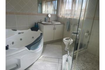 Trevi Sea-view Apartment, Margate - 1