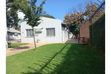 Triple9 Hatfield Guesthouse Guest house, Pretoria - 3