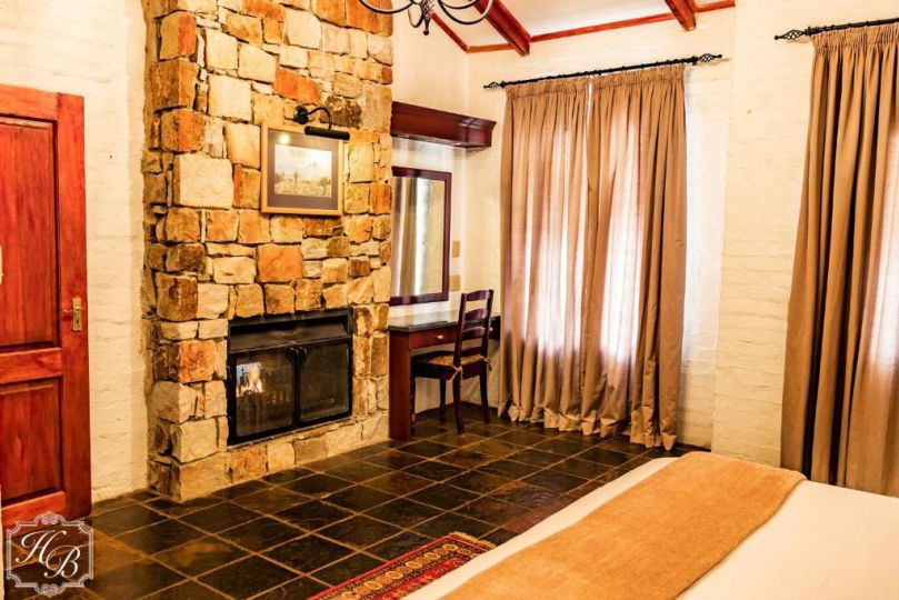 Tudor Cottage at Heysbrook Hotel, Mpakeni - imaginea 11