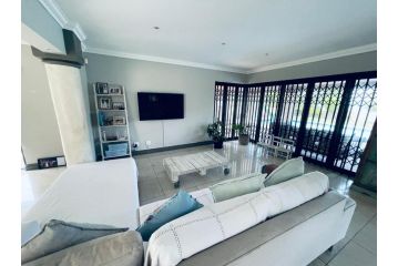 Umhlanga 7 sleeper with pool, garden and sea views Villa, Durban - 3