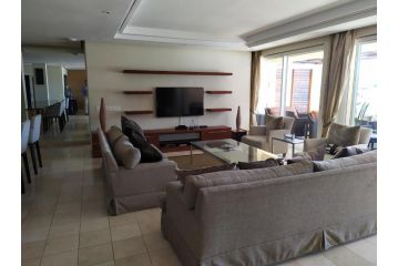 Unique 3 Bedroom in V A Waterfront Apartment, Cape Town - 1