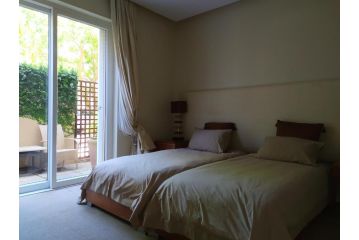 Unique 3 Bedroom in V A Waterfront Apartment, Cape Town - 4