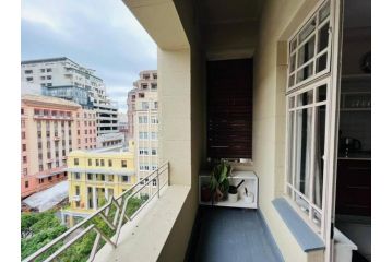 Upmarket 2-bedroom apartment in heart of Cape Town Apartment, Cape Town - 3
