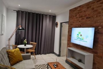 Upmarket one-bedroom apartment at Menlo Park Apartment, Pretoria - 5