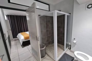 Upmarket one-bedroom apartment at Menlo Park Apartment, Pretoria - 1