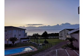 Uvongo Chalet 11 Apartment, Margate - 2
