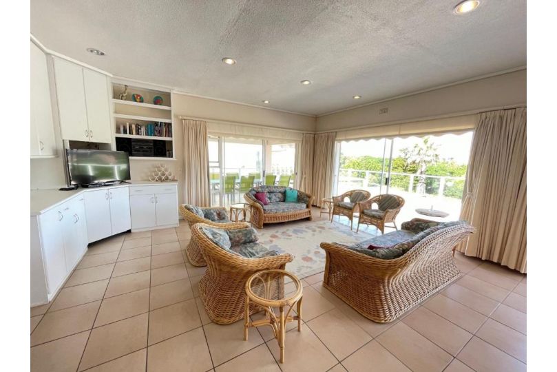 Villa Azure - Sea Views, Pool - 70m onto Robberg 5 Beach Villa, Plettenberg Bay - imaginea 11