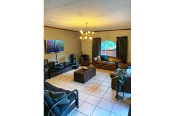 Villa Botanic - Entire Spacious Lifestyle Home Villa, Bloemfontein - 5