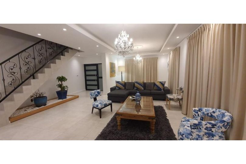 Modern upmarket 5 bedroom, 4 bathroom Villa with pool, central to CTown Villa, Cape Town - imaginea 17