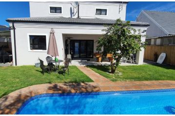 Modern upmarket 5 bedroom, 4 bathroom Villa with pool, central to CTown Villa, Cape Town - 2