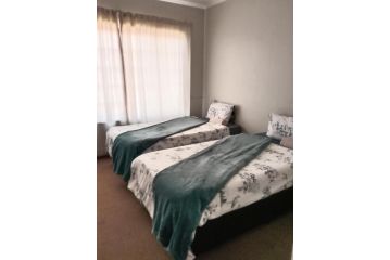 Vision Achievers 3 bedroom Home 6 sleeper Apartment, Witbank - 5