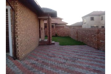 Vision Achievers 3 bedroom Home 6 sleeper Apartment, Witbank - 1