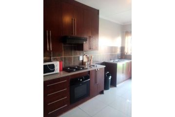 Vision Achievers 3 bedroom Home 6 sleeper Apartment, Witbank - 4